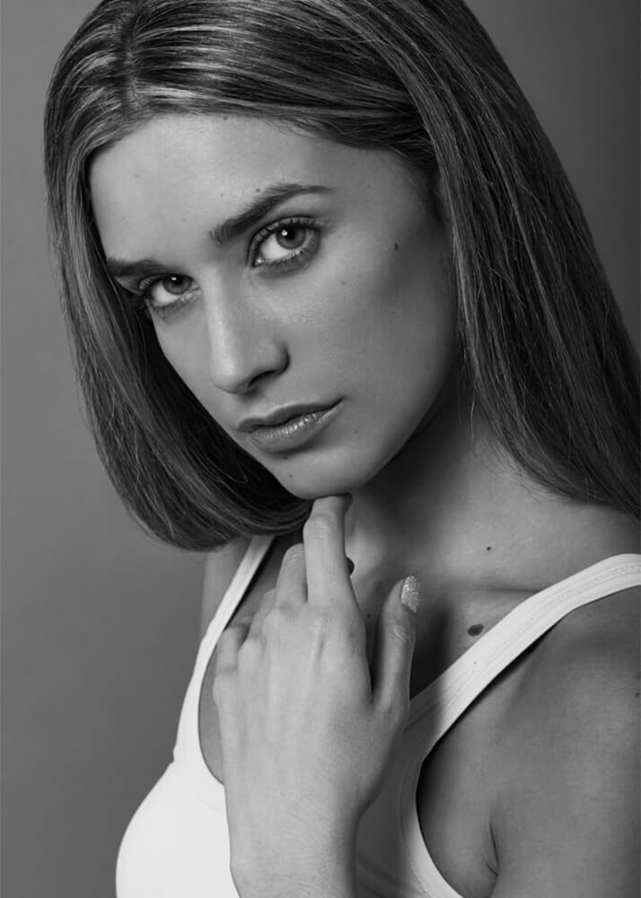 Pilar M modelo femenina y actriz de la agencia Plugged Models